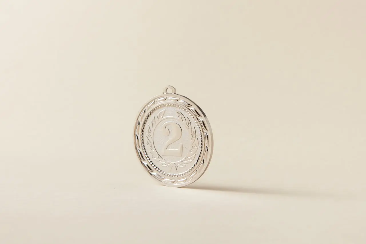 uma medalha com o número 2