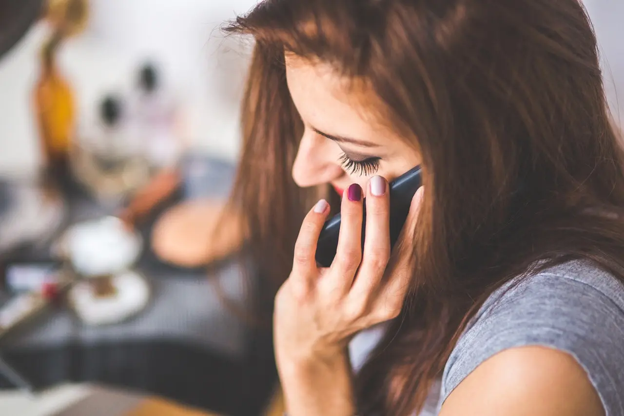 mulher a falar ao telemóvel